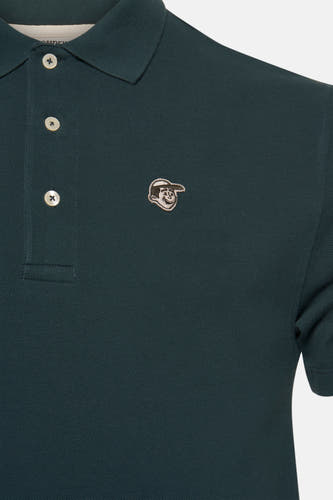 Polo vert de manches courtes de POMPEII, avec trois boutons et un petit logo sur la poitrine.