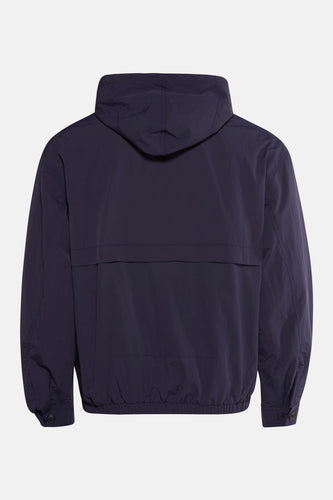 Donkerblauwe jas met capuchon.