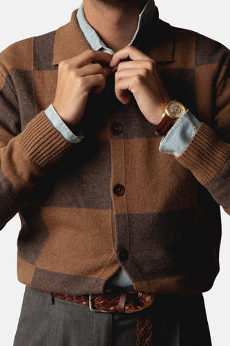 Gilet brun de POMPEII avec un motif damier et une fermeture à boutons.