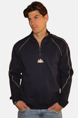 Pull-over bleu de BASELAB, avec un col montant et une patte contrastante sur les manches, vu par derrière.