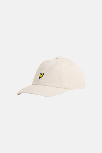 Casquette écru de Lyle & Scott avec logo jaune sur le devant, en perspective latérale.