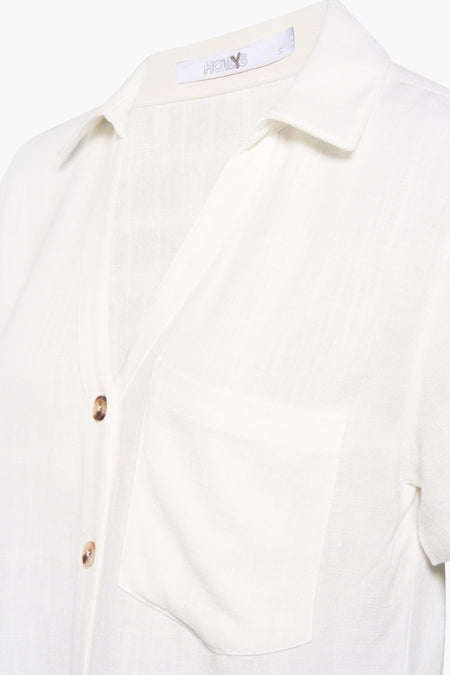Chemise beige à manches courtes de HAILYS avec poche et boutons, texture légère, gros plan avant