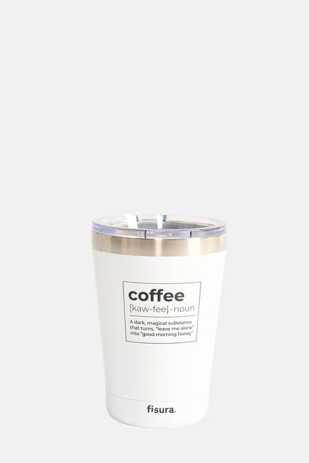 Witte koffiebeker met tekst "coffee" en "fisura.".