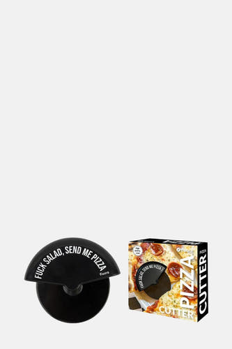 Rouleaux de pizza noirs de Fisura avec le texte "F*ck salad, send me pizza", à côté du emballage rou même rouleaux de pizza.