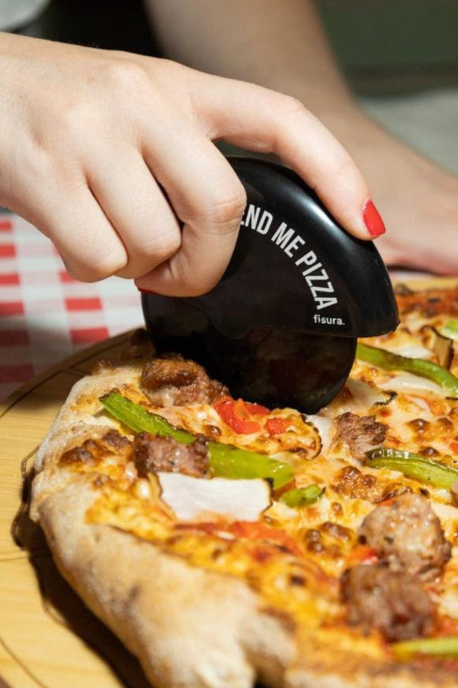 Een pizza snijder wordt gebruikt om pizza te snijden.