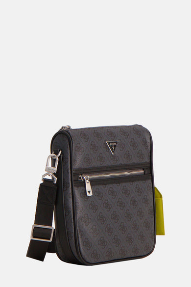 Sac à dos noir de Guess avec un motif de logos et une fermeture éclair à l'avant.