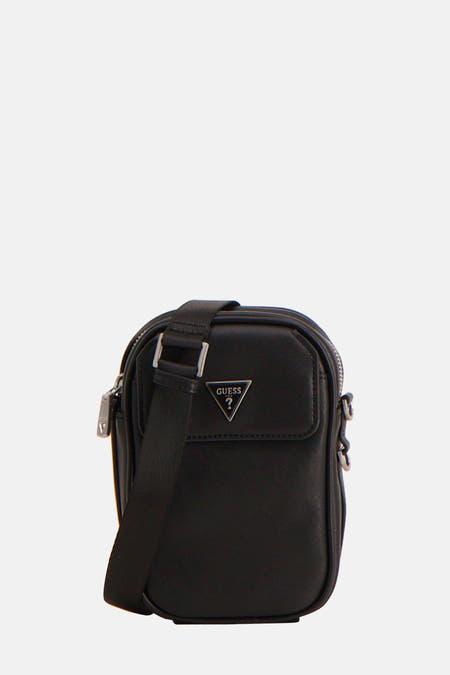 Sac à dos noir de Guess, avec une sangle d'épaule ajustable et des détails argentés.
