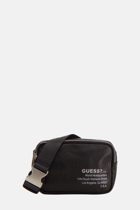 Sac à dos noir de Guess, avec fermeture éclair et logo en argent.