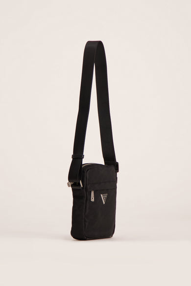 Sac à dos noir de Guess, avec une bandoulière ajustable et un petit logo brodé sur l'avant.