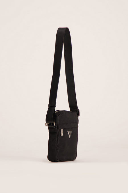 Sac à dos noir de Guess, avec une bandoulière ajustable et un petit logo brodé sur l'avant.