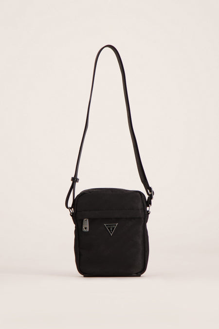 Sac à dos noir de Guess avec des détails argentés et une sangle d'épaule ajustable.