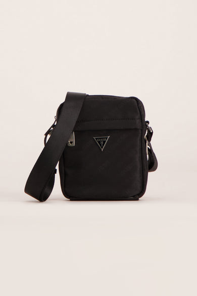 Sac à dos noir de Guess avec une sangle d'épaule ajustable et un subtil motif logo.