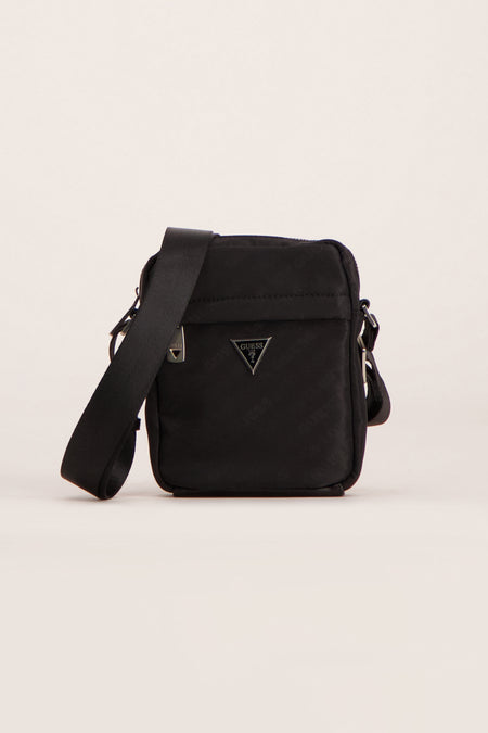 Sac à dos noir de Guess avec une sangle d'épaule ajustable et un subtil motif logo.