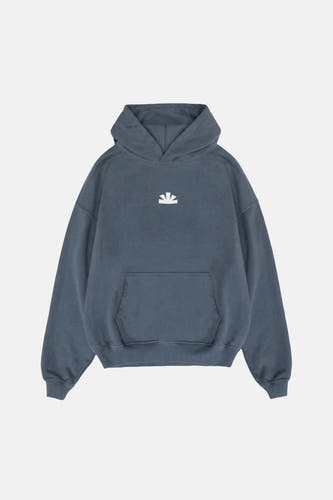Pull à capuche bleu de la marque BASELAB, orné d'une image de montagne et de soleil dans le dos.