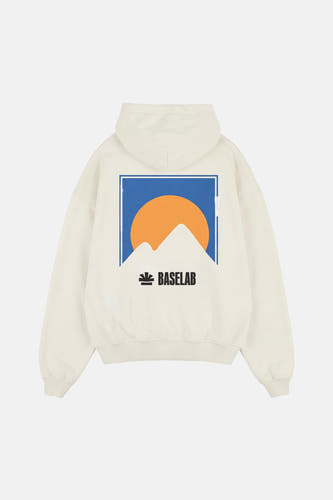 Pull à capuche blanc de la marque BASELAB, orné d'un imprimé bleu représentant une montagne et un soleil au dos.
