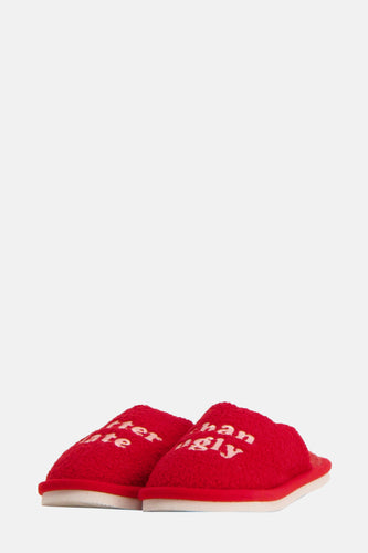 Rode pantoffels met witte tekst.