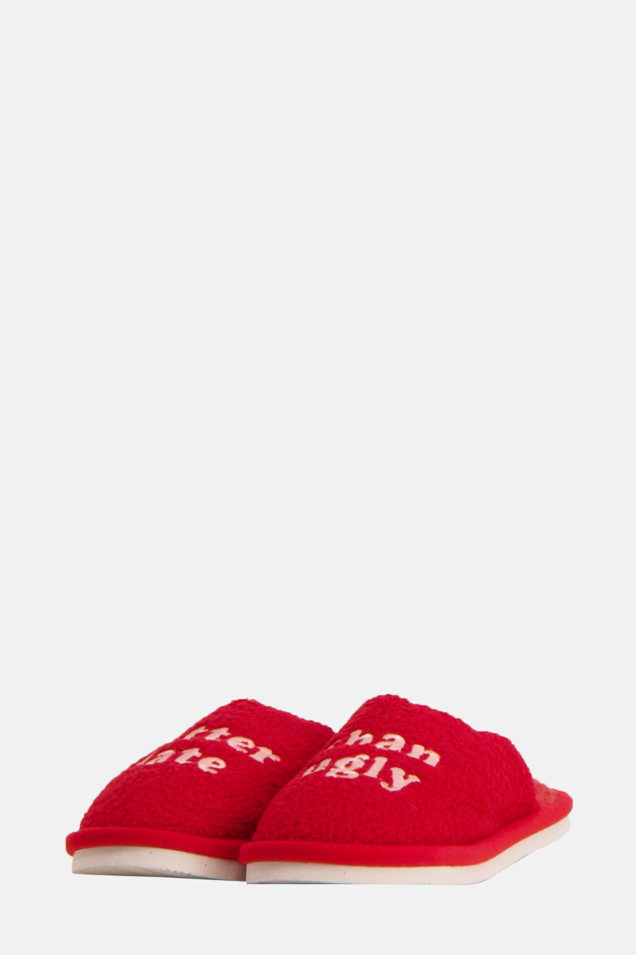 Rode pantoffels met witte tekst.