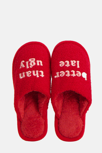 Rode pantoffels met tekst.