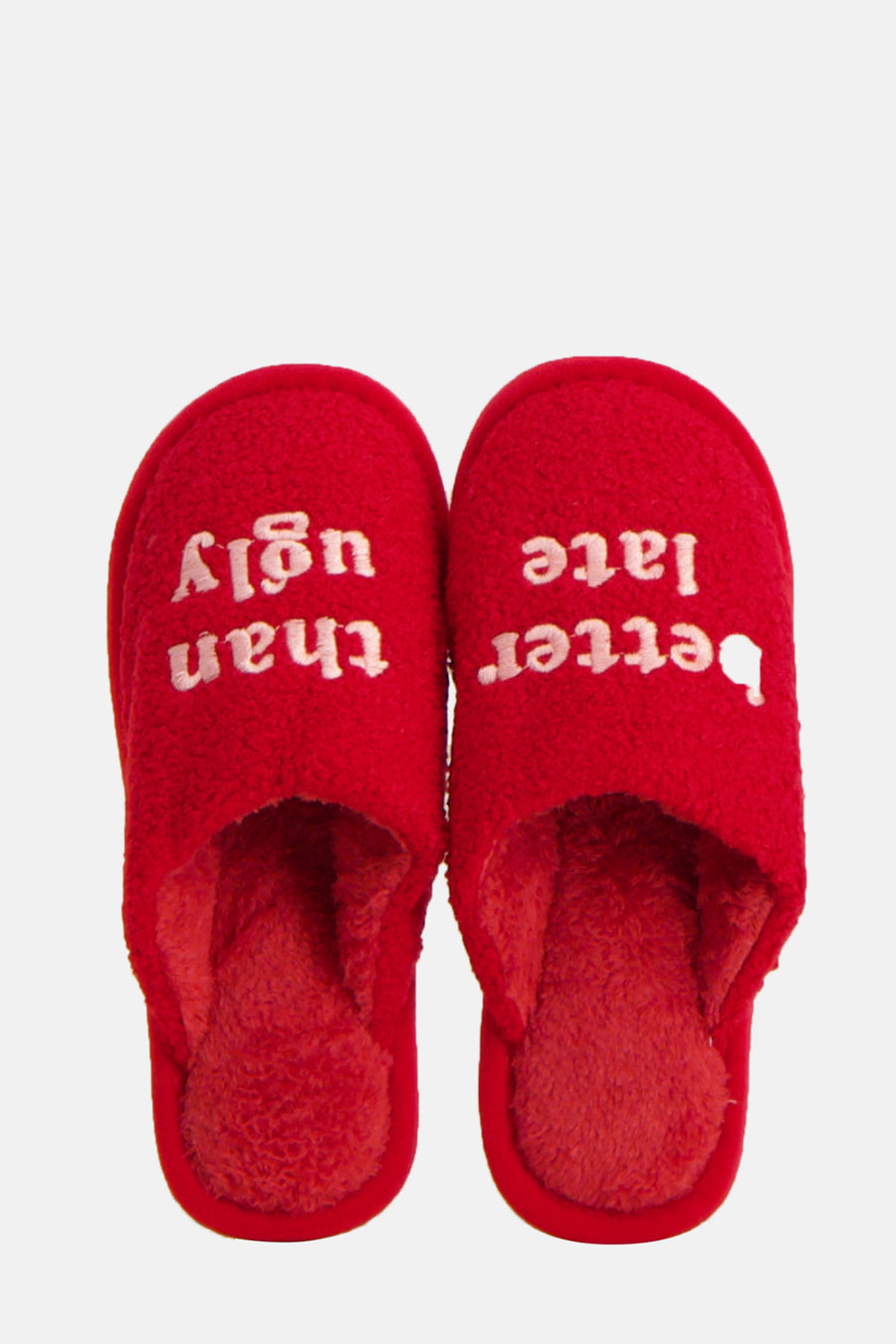 Rode pantoffels met tekst.