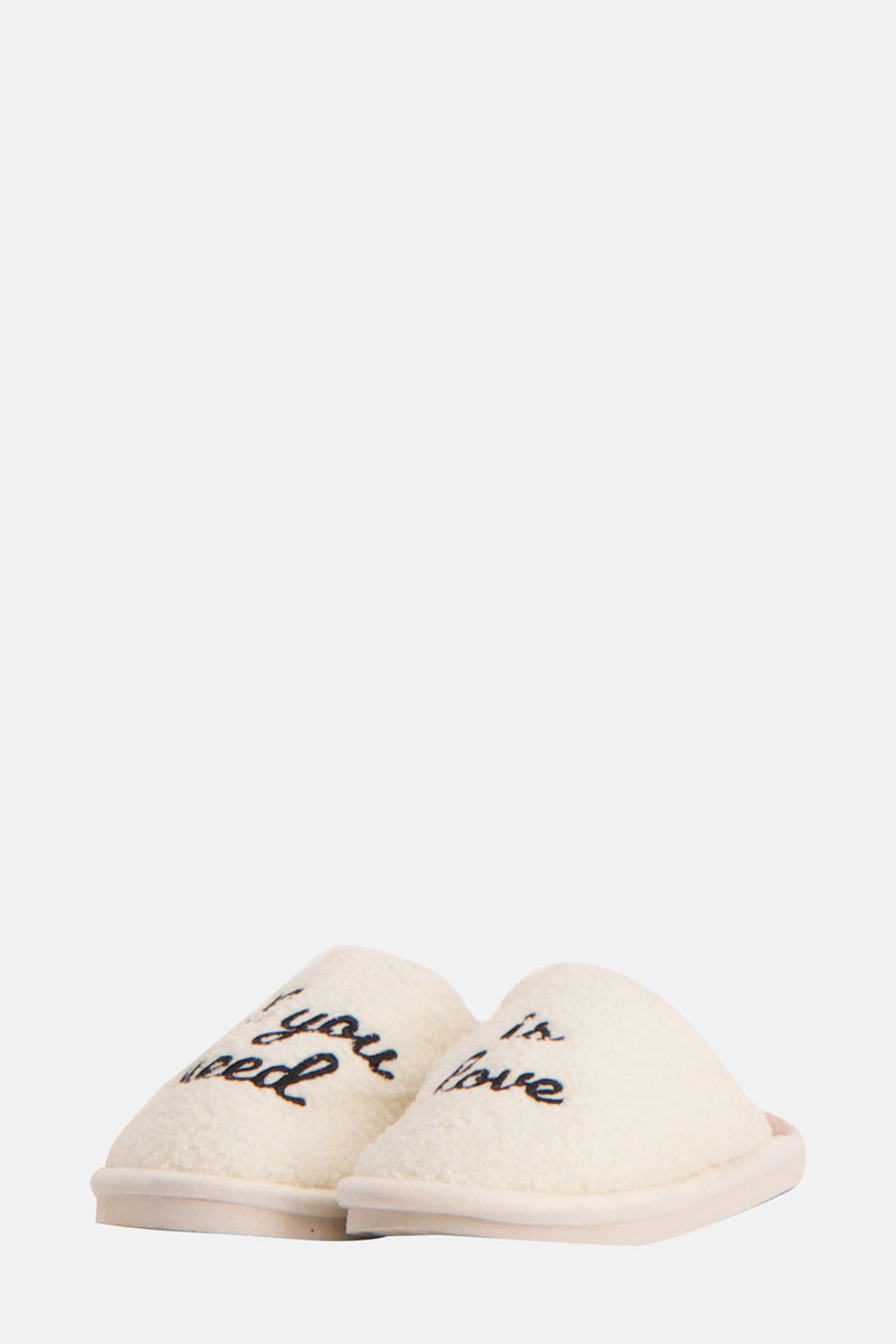 Witte pantoffels met zwarte tekst.