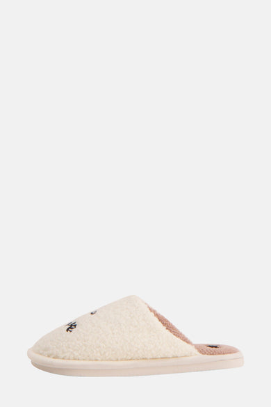 Chausson écru de FISURA, avec une texture veloutée et des accents marrons.