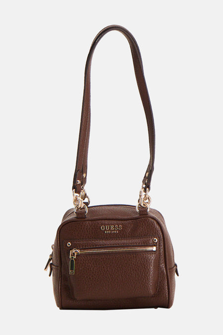 Sac à bandoulière marron Guess avec texture grainée, fermetures éclair dorées, poche avant et logo Guess.