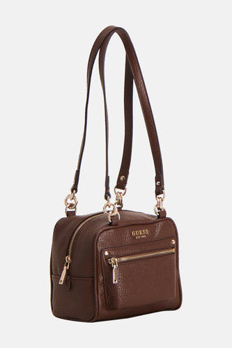 Sac à bandoulière marron texturé Guess avec double poignée, fermetures éclair argentées et une poche avant.