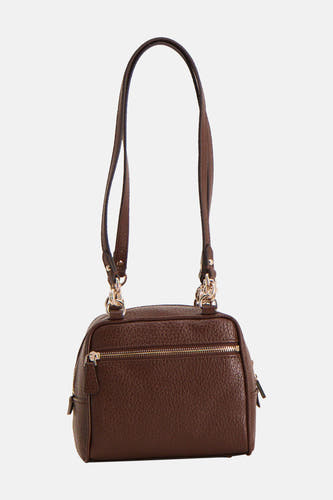 Sac à bandoulière marron Guess avec matière texturée, fermetures éclair dorées et longues anses.