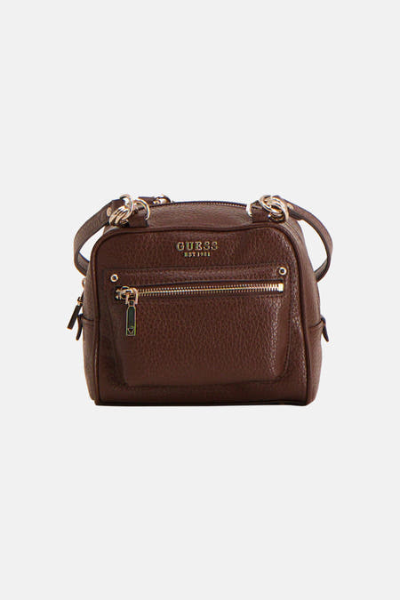 Sac à bandoulière marron Guess avec texture grainée, fermetures éclair dorées et logo sur le devant.