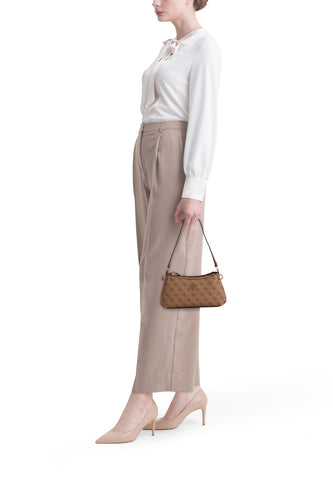 Manteau de épaules Guess marron, avec une impression de logo et porté par un modèle avec une blouse blanche et un pantalon beige.