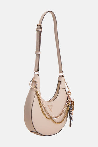 Sac à bandoulière beige de Guess, avec chaînes dorées et bandoulière réglable, suspendu devant un fond blanc.