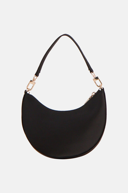 Sac à bandoulière noir Guess avec design en forme de demi-lune et ferrures dorées.