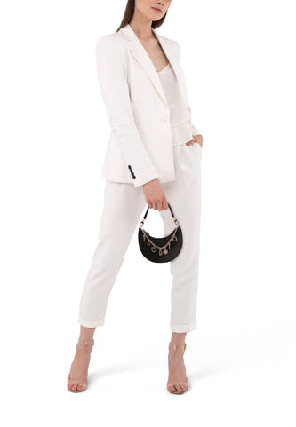 Sac à bandoulière noir en forme de demi-lune de Guess® avec chaîne dorée et divers pendentifs.