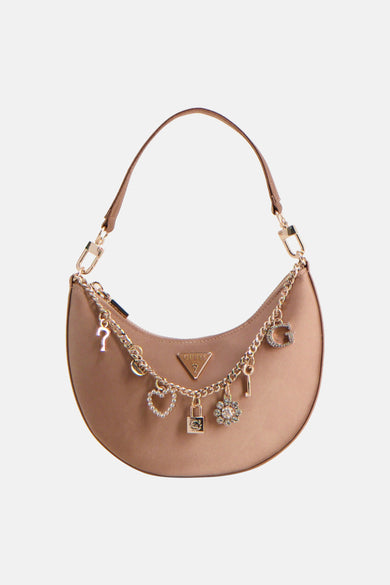 Sac à bandoulière beige Guess avec chaîne dorée et divers pendentifs brillants.