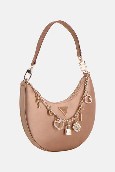Sac à bandoulière beige Guess® avec une chaîne dorée ornée de breloques scintillantes et un logo triangulaire.