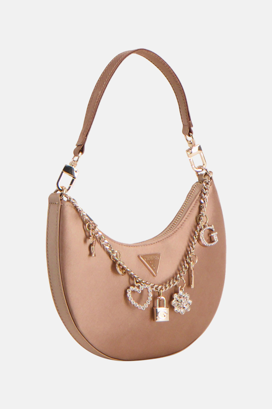 Sac à bandoulière beige Guess® avec une chaîne dorée ornée de breloques scintillantes et un logo triangulaire.