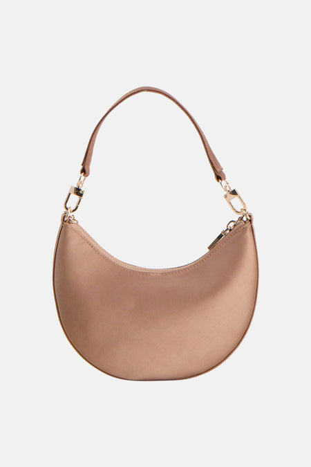 Sac à bandoulière beige Guess® avec design en forme de demi-lune, ferrures dorées et une fine bandoulière.
