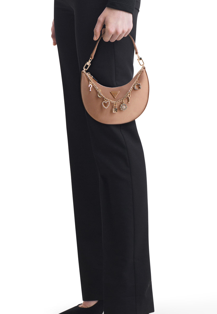 Sac à bandoulière beige Guess avec chaîne dorée et breloques brillantes, attachées à la poignée.