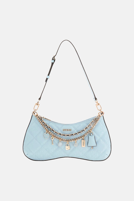 Sac à bandoulière bleu Guess, avec chaînes dorées et divers pendentifs.