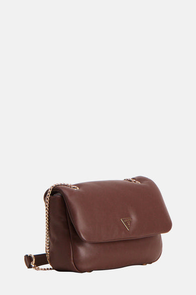 Sac à dos brun de Guess, avec bande de chaîne dorée et détail de logo.