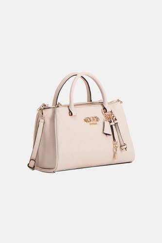 Sac à main beige Guess, avec un motif monogramme et des détails dorés.