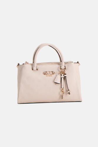 Sac à main beige Guess avec relief à motif subtil et un pendentif décoratif avec logo.