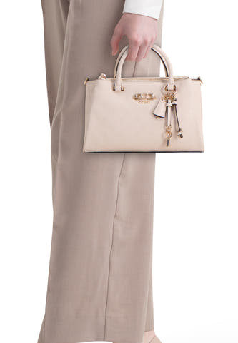 Sac à main beige Guess, avec imprimé logo et un porte-clés.