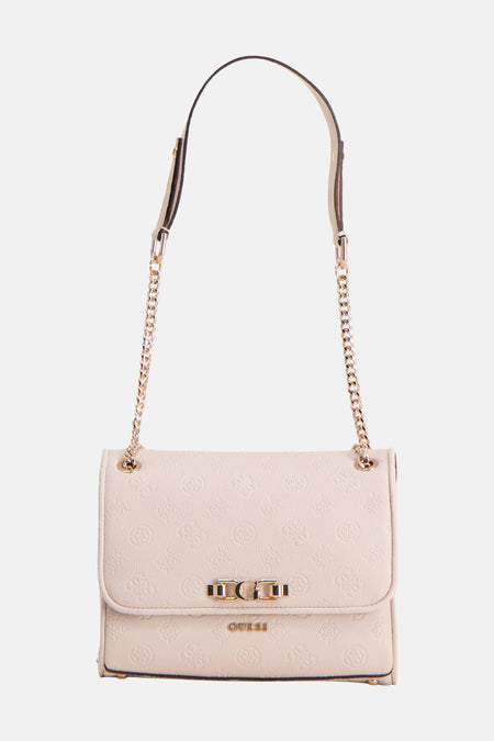 Sac à bandoulière blanc Guess avec un motif et une bandoulière en chaîne dorée.