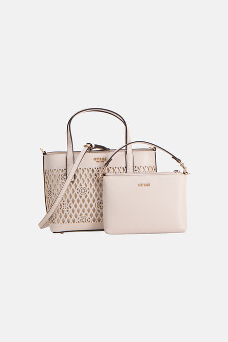 Sac à main blanc Guess, avec un motif à carreaux ajouré et des motifs floraux décoratifs.