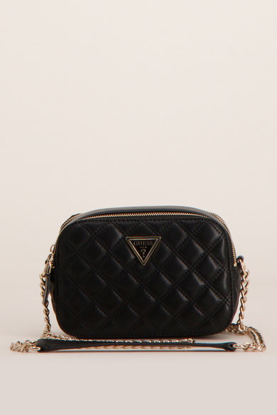 Sac à dos noir de Guess avec un motif de lunettes gravé et une ceinture en chaîne d'or.