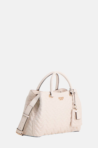 Sac à main blanc de Guess, avec un motif zigzag en forme de losange et une bandoulière, vu d'un angle.