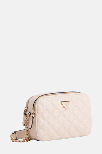 Witte schoudertas van Guess, met doorgestikt ruitpatroon, gouden logo en kettingdetail.