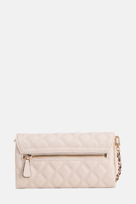 Ivoorwitte, gewatteerde handtas met gouden rits en ketting.