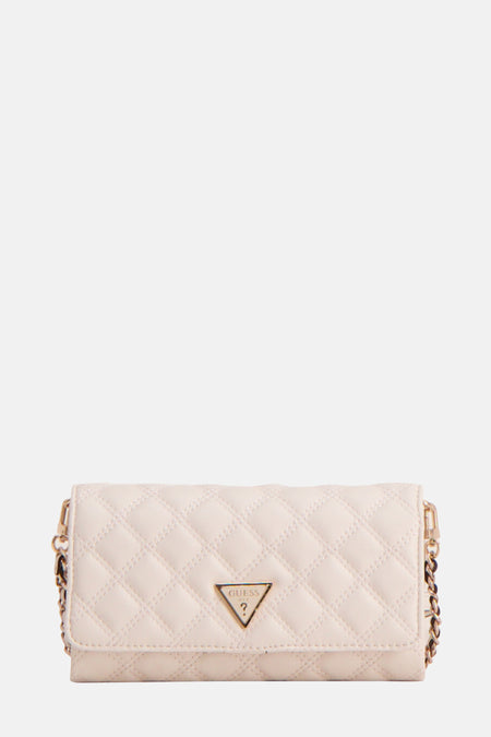 Crèmekleurige, doorgestikte Guess-handtas met gouden ketting en logo.
